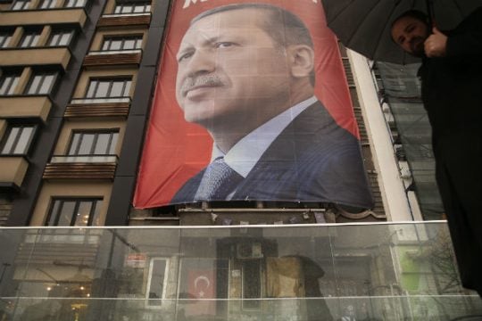 Η διπλωματική κρίση «χτύπησε» και το twitter