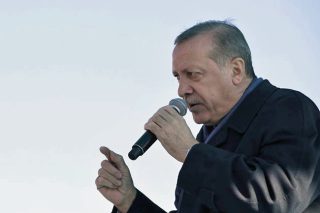 Λατρεύει να απειλεί τη Δύση