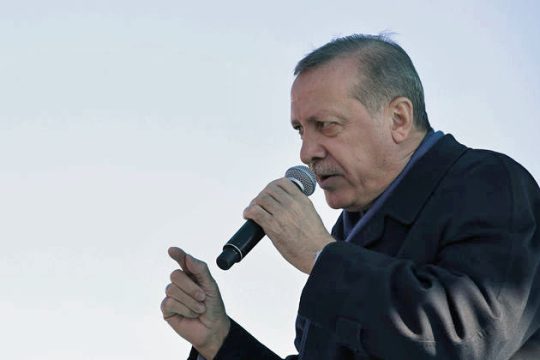 Λατρεύει να απειλεί τη Δύση
