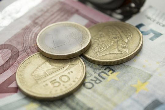 Ποιοι θέλουν το ευρώ και ποιους ωφελεί το εθνικό νόμισμα