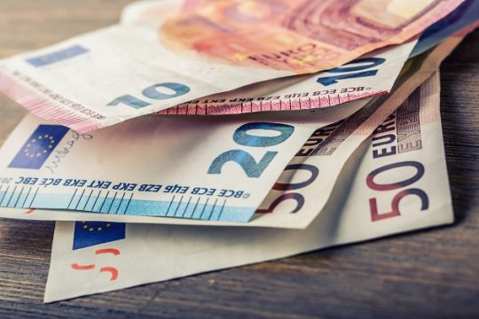Κοινωνικό επίδομα σε 328.220 ωφελούμενους σήμερα