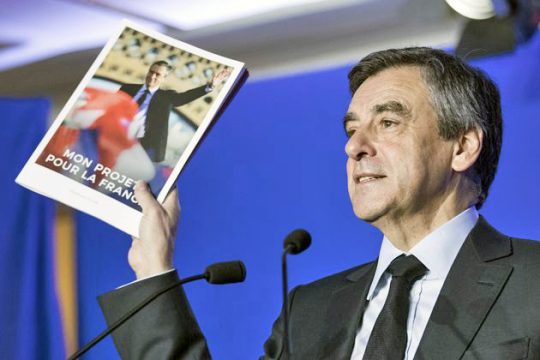 Του έχουν ράψει… ακριβά κοστούμια
