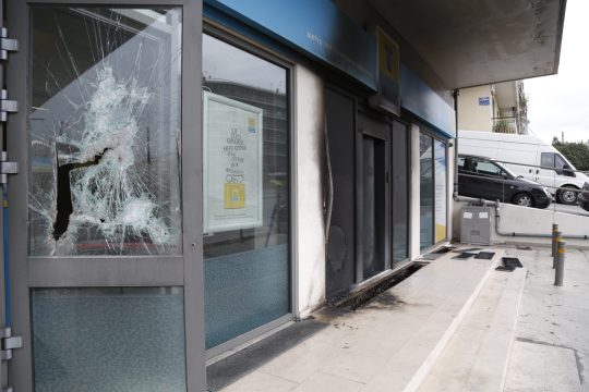 Γκαζάκια στο δημαρχείο και τα ΕΛΤΑ Δάφνης