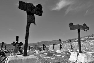 Ομπρέλα προστασίας για το ματωμένο νησί