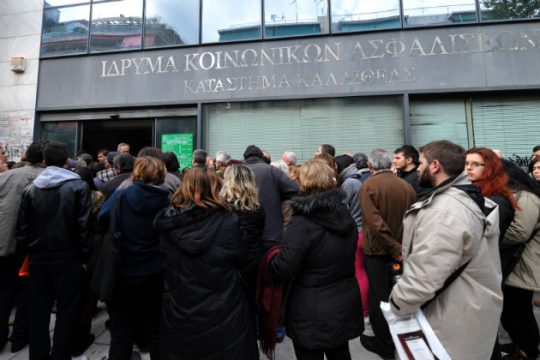 Στρατηγικές αποδιάρθρωσης και απαξίωσης της κοινωνικής ασφάλισης