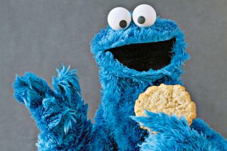 Ο Τραμπ κόβει τα μπισκοτάκια του Cookie Monster