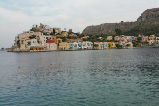 Συννεφιά και ασθενείς τοπικές βροχές