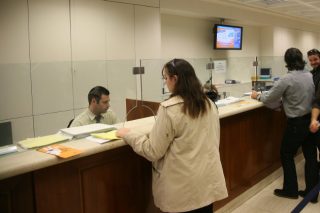 Συνεχίστηκαν οι εκροές καταθέσεων