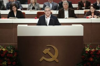 Υψωμένες γροθιές, γαρίφαλα, ποιήματα και βολική μνήμη