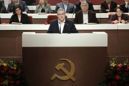 Υψωμένες γροθιές, γαρίφαλα, ποιήματα και βολική μνήμη