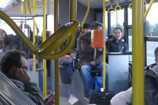 Υπό την απειλή μαχαιριού κατέστρεψαν ακυρωτικά μηχανήματα