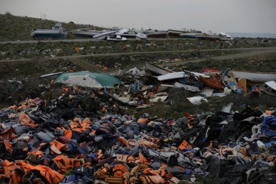 Die Zeit: Ελλάδα και πρόσφυγες πληρώνουν τα σπασμένα