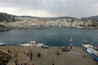 Αυτοκίνητο έπεσε στο λιμάνι Καρπάθου