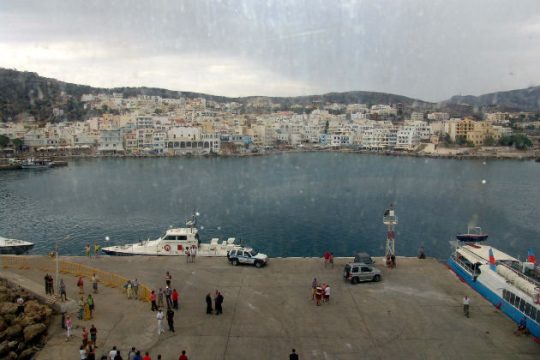 Αυτοκίνητο έπεσε στο λιμάνι Καρπάθου