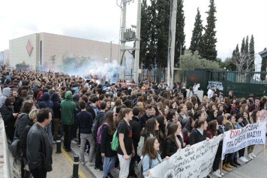 «Όχι» στην κατάργηση των επαναληπτικών εξετάσεων