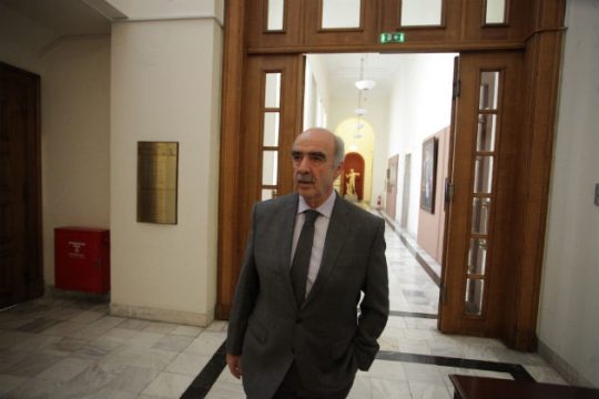 Χαμηλώνει τους τόνους για Μητσοτάκη, τους ανεβάζει για Τσίπρα