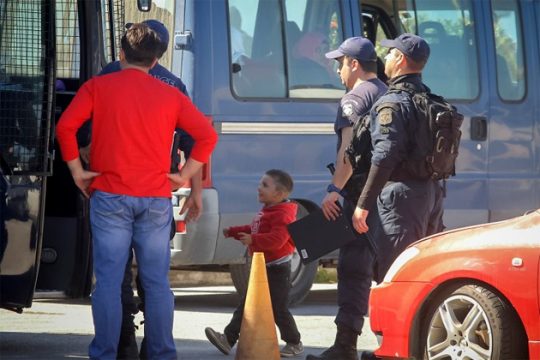 Εκρυβαν σε σπηλιές στη νότια Κρήτη τους μετανάστες