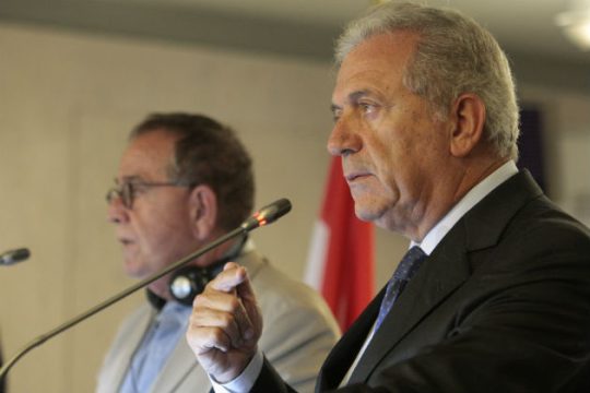 Στη Λέσβο Αβραμόπουλος – Μουζάλας για το προσφυγικό