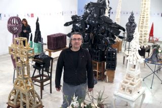 Η τέχνη υπονοεί και υπονομεύει