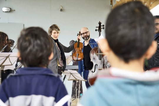 El Sistema: κοινωνική ένταξη μετά μουσικής για τα προσφυγόπουλα