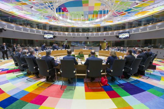 «Κρύα» πρώτη μέρα με επανεκλογή Τουσκ