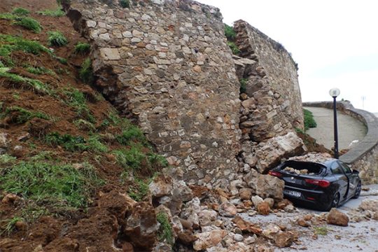 Εργασίες αντιστήριξης στον προμαχώνα που κατέρρευσε στα Χανιά