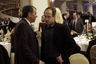 Κλείνει το μάτι στη Ν.Δ. και την… πόρτα στον ΣΥΡΙΖΑ