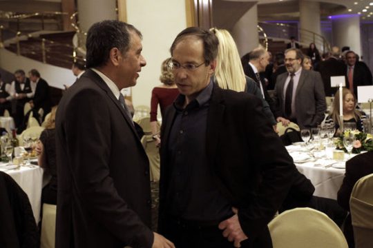 Κλείνει το μάτι στη Ν.Δ. και την… πόρτα στον ΣΥΡΙΖΑ