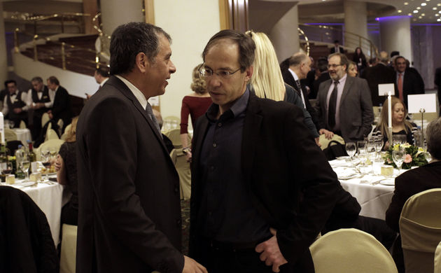 Κλείνει το μάτι στη Ν.Δ. και την… πόρτα στον ΣΥΡΙΖΑ