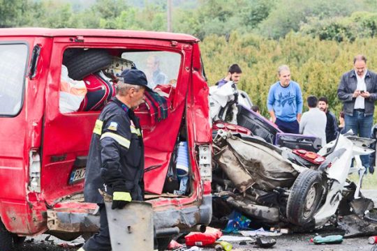 Δύο άνθρωποι χάνουν τη ζωή τους κάθε μέρα στην άσφαλτο
