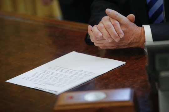 Το πλήγμα στο ασφαλιστικό «φρενάρει» και το φορολογικό Τραμπ