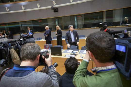 Πληροφορίες με το σταγονόμετρο από τις Βρυξέλλες