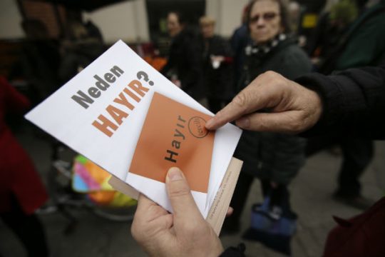 Στις κάλπες οι Τούρκοι της Γερμανίας για το δημοψήφισμα