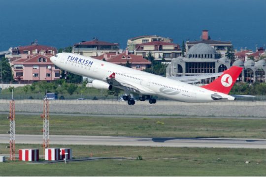 Ο Τραμπ τα έβαλε… με τα λάπτοπ και τα τάμπλετ
