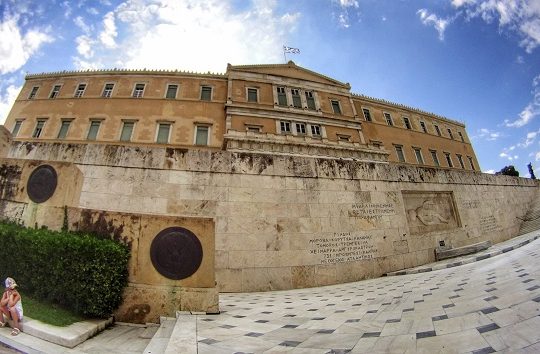 Πυρ ομαδόν εναντίον Τσίπρα για «παιχνίδια με το Σύνταγμα»