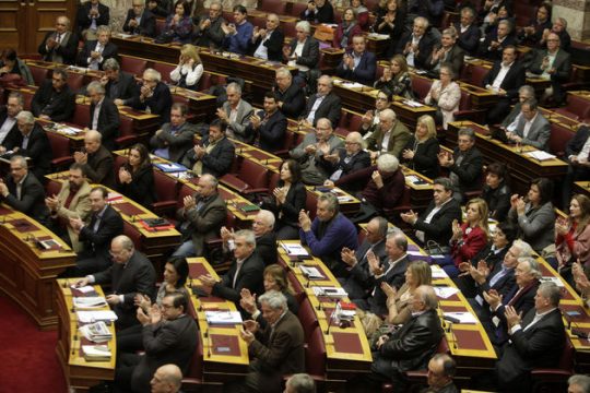 Απολύτως συμπαγείς οι 153