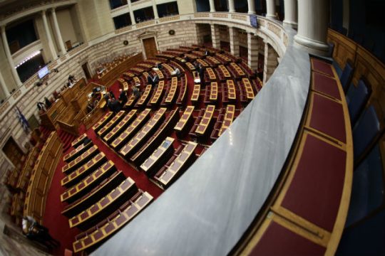 LIVE: Σύσσωμη η αντιπολίτευση υπέρ τής παραπομπής Παπαντωνίου