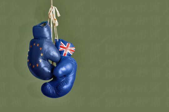 Το Brexit βάζει φωτιά στην ευρω-ασφάλεια