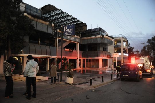 Υπό έλεγχο η φωτιά σε εμπορικό κέντρο του Χαλανδρίου