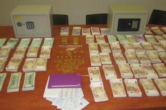 Χρυσές λίρες, πλάκες χρυσού, επιταγές κι ένα εκατ. ευρω σε μετρητά