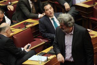 «Γιατί δεν μοιάζουμε, κουμπάρε…»