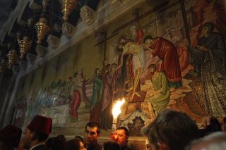 Κάτω τα χέρια… από το Αγιο Φως