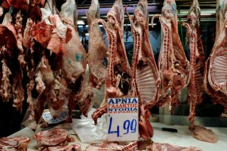 Εντατικοί έλεγχοι τροφίμων εν όψει Πάσχα στον Πειραιά