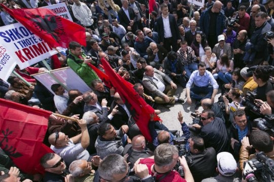 Έκλεισαν τους δρόμους, ζητούν παραίτηση Ράμα