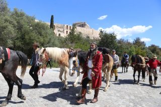 Αλογα στην Αρεοπαγίτου…ουρές στο ΕΜΣΤ