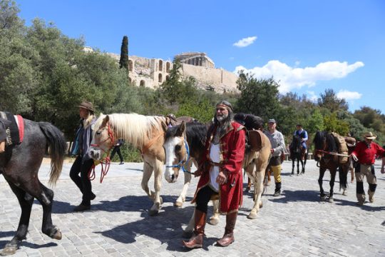 Αλογα στην Αρεοπαγίτου…ουρές στο ΕΜΣΤ