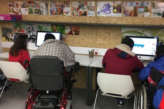 Τεχνολογική αλληλεγγύη σε άτομα με αναπηρία
