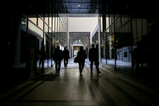 Η μεσαία τάξη στη μέγγενη των μνημονίων