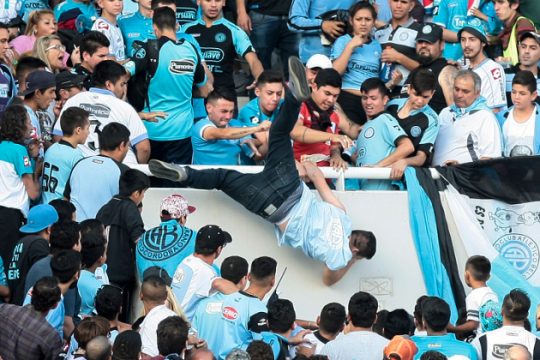 Τον πέταξαν από την εξέδρα!