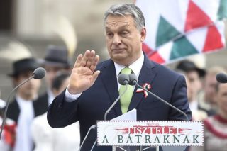 Και πρόσφυγες καθυβρίζει, και πανεπιστήμια κλείνει